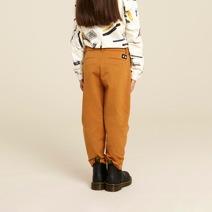 pantalon porté vu de dos, 2 poches à l'arrière ainsi que le logo oeil, coupe droite, couleur camel